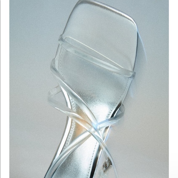 Buckled vinyl heeled sandals - Picture 4 of 7